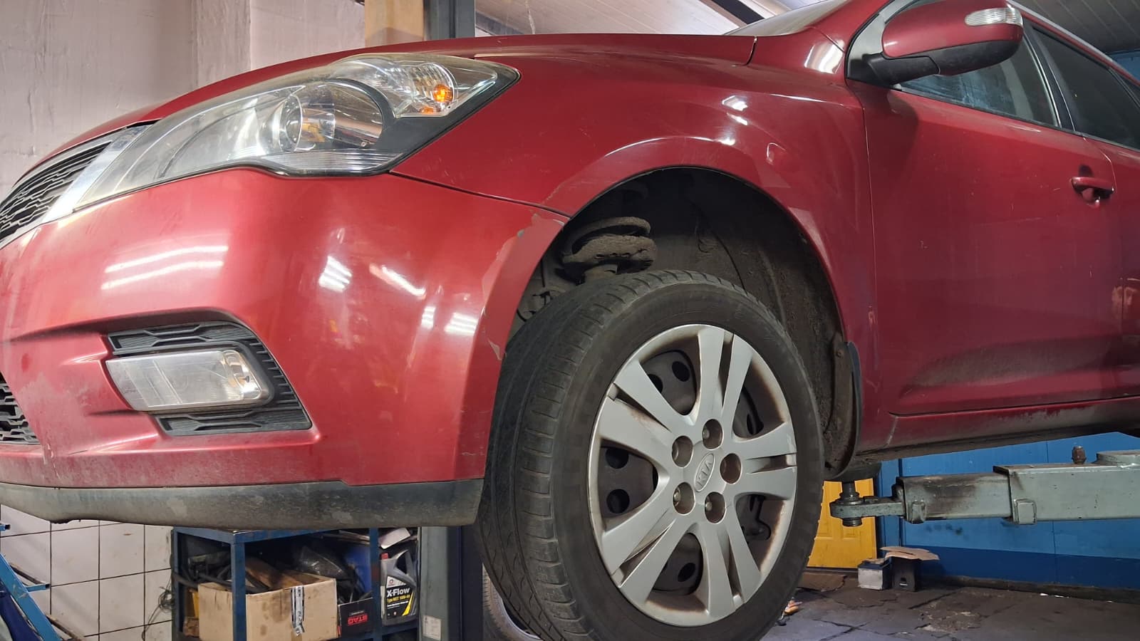 Samochód na podnośniku w warsztacie